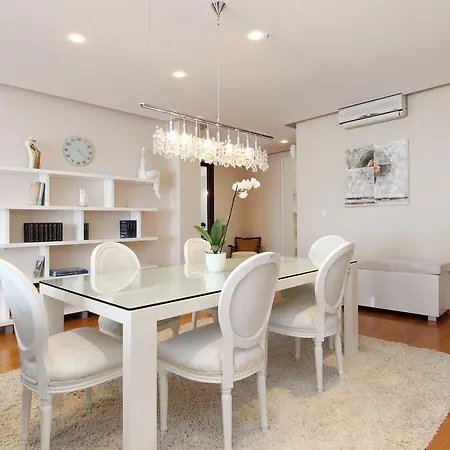 Luxuria Apartment