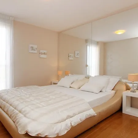 Apartment Luxuria *